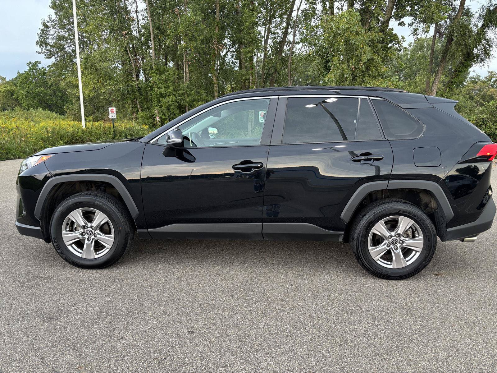 Used 2025 Toyota RAV4 XLE AWD/4WD image 2