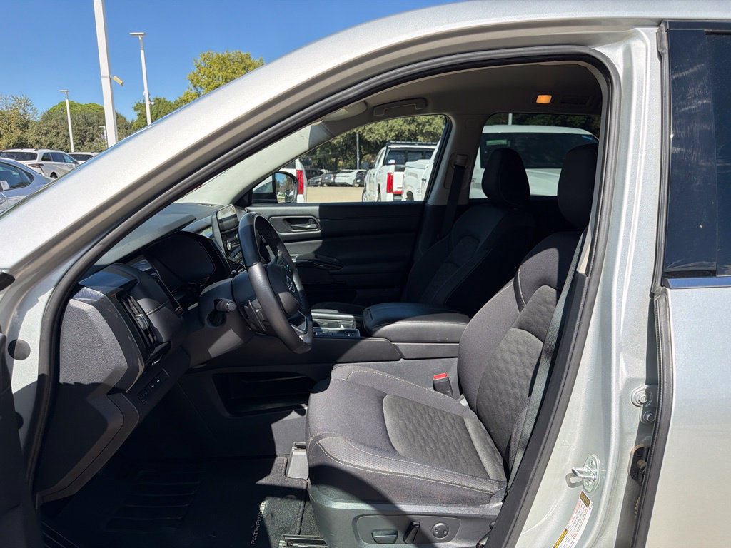 Used 2025 Nissan Pathfinder SV FWD image 18