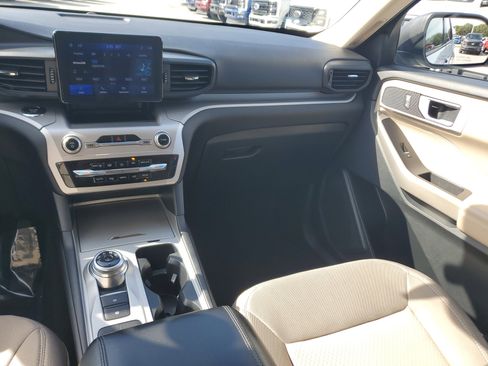 Used 2022 Ford Explorer XLT image 19