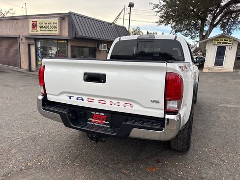 Used 2017 Toyota Tacoma TRD Off-Road image 9