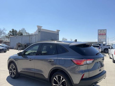 Used 2021 Ford Escape SE w/ SE Sport Appearance Package image 5