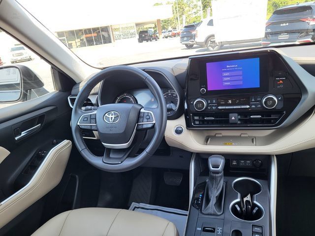 Used 2024 Toyota Highlander XLE AWD/4WD image 16