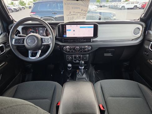 Used 2025 Jeep Wrangler Unlimited Sahara AWD/4WD image 17