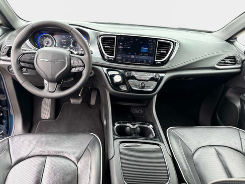Used 2025 Chrysler Pacifica Limited FWD image 18