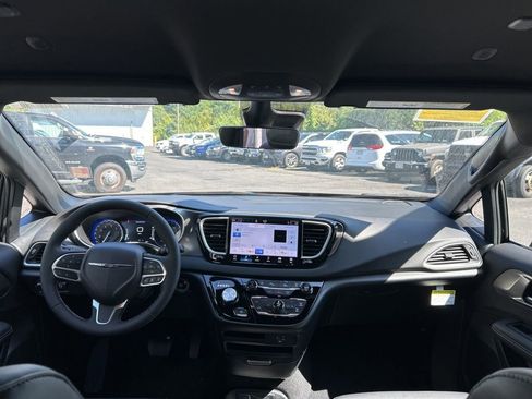 New 2026 Chrysler Voyager LX image 13