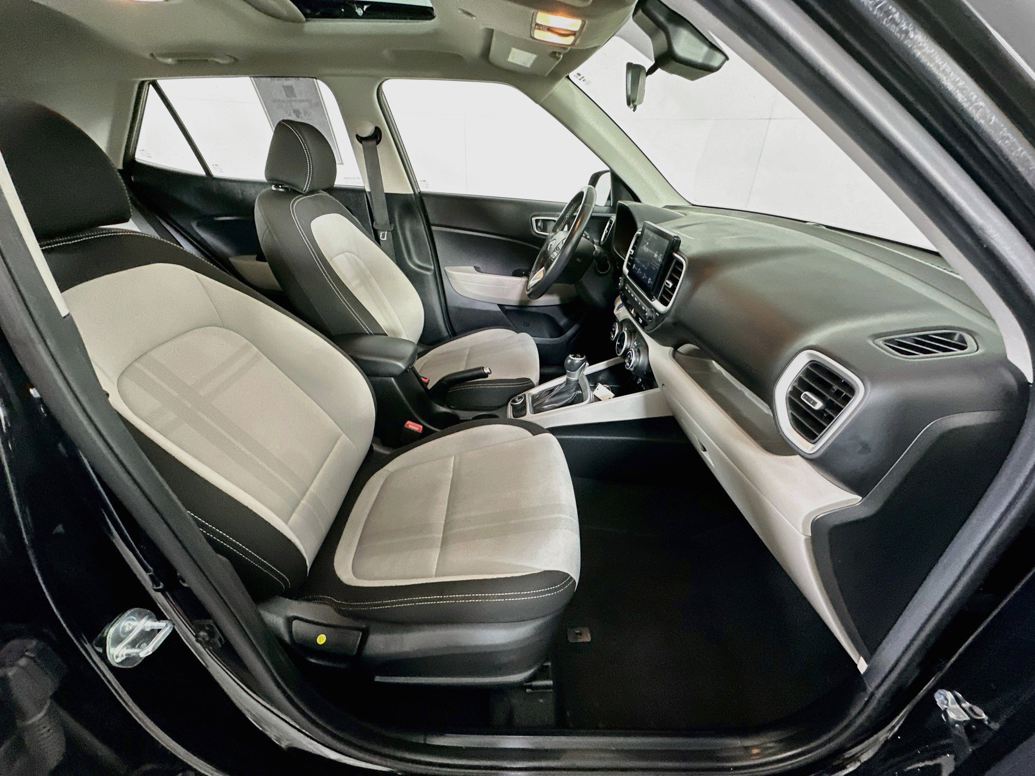 Used 2025 Hyundai Venue SEL FWD image 30