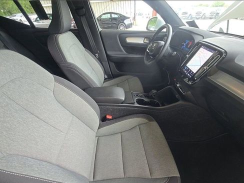 Used 2025 Volvo XC40 B5 Core AWD/4WD image 7