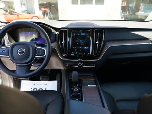 Used 2022 Volvo XC60 B5 Momentum image 22