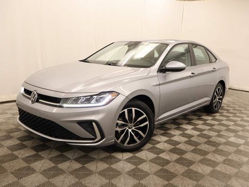 Used 2025 Volkswagen Jetta SE FWD image 1