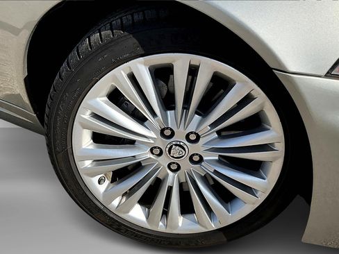 Used 2010 Jaguar XK Convertible image 8