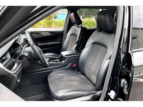 Used 2022 Jeep Grand Cherokee Altitude AWD/4WD image 25