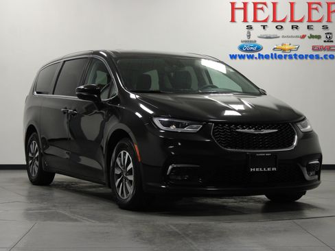 Used 2023 Chrysler Pacifica Touring-L FWD image 1
