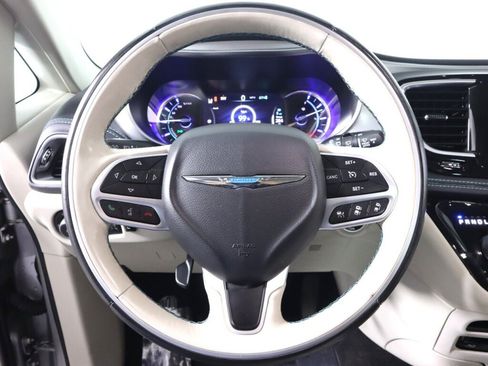 Used 2017 Chrysler Pacifica Platinum FWD image 11