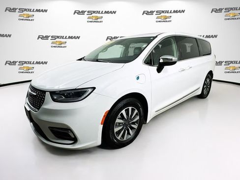 Used 2023 Chrysler Pacifica Limited image 3