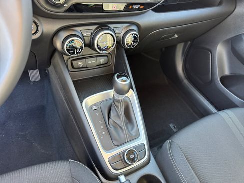 Certified 2025 Hyundai Venue SEL image 30