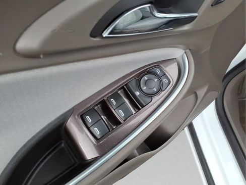 Used 2018 Chevrolet Malibu LT image 18