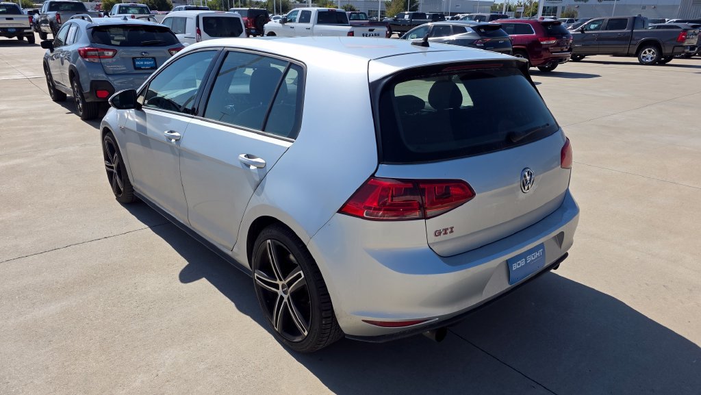 Used 2017 Volkswagen GTI SE FWD image 3
