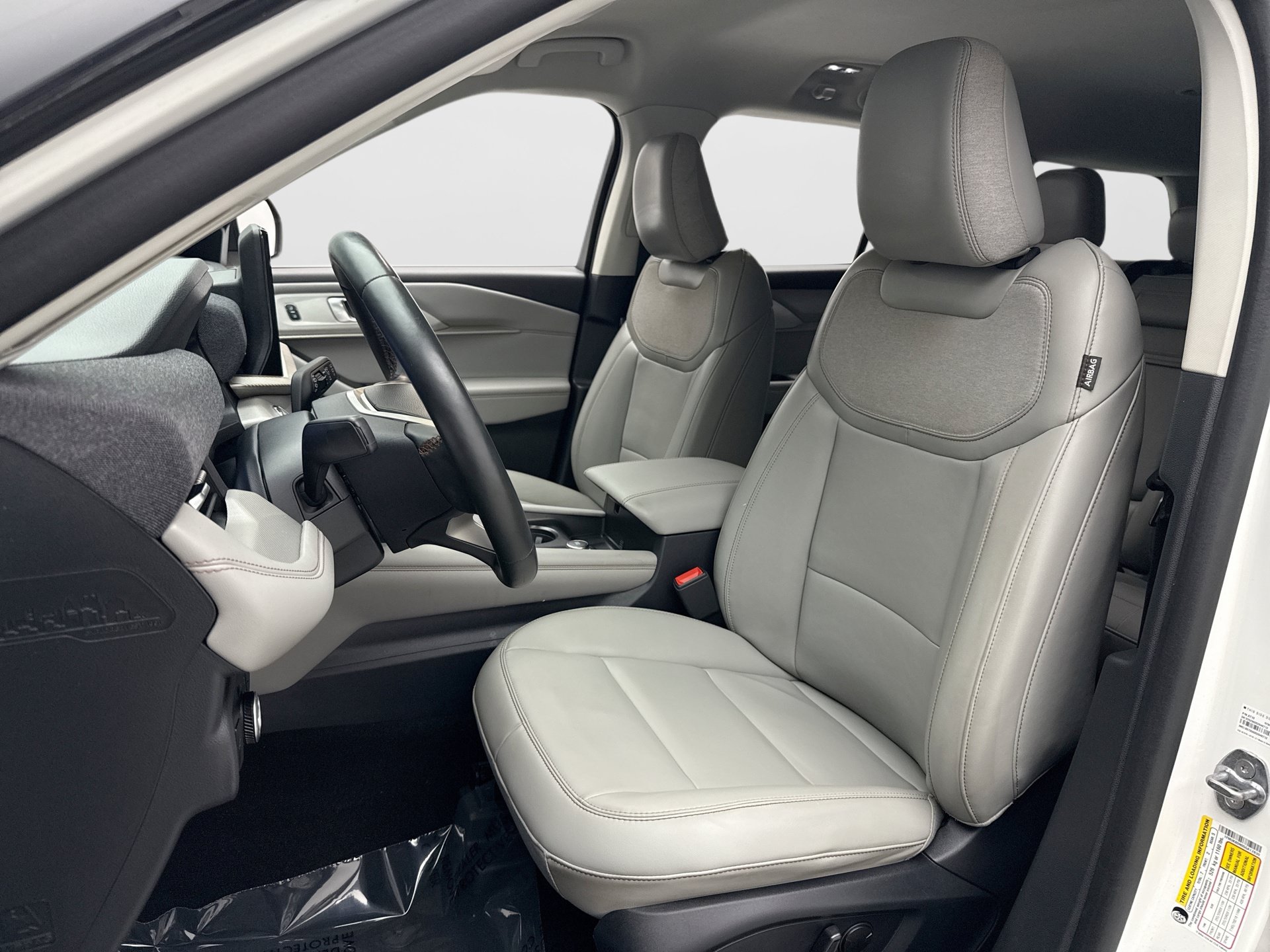 Used 2025 Ford Explorer Active w/ Active Comfort Package AWD/4WD image 11