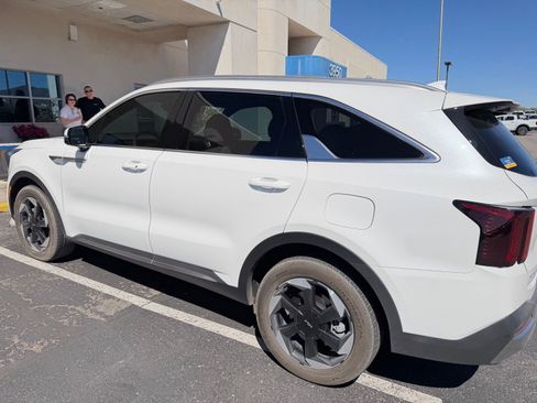 Used 2025 Kia Sorento EX image 2