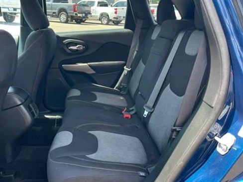 Used 2018 Jeep Cherokee Latitude AWD/4WD image 31