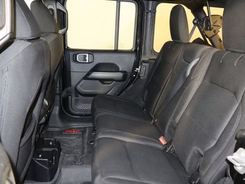 Used 2018 Jeep Wrangler Unlimited Sahara AWD/4WD image 14