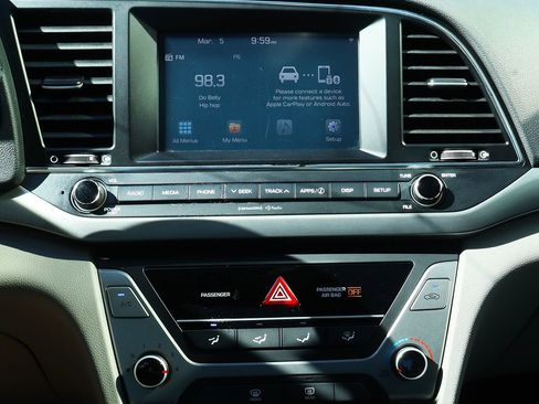 Used 2017 Hyundai Elantra SE image 43