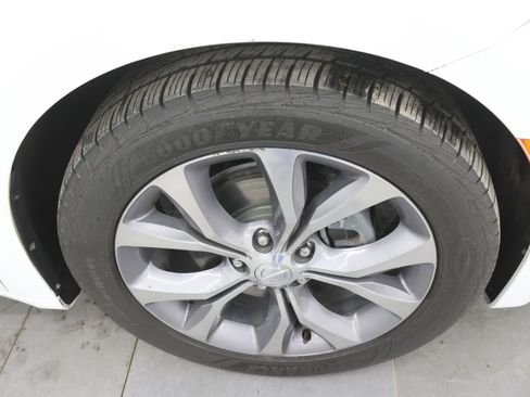 Used 2019 Chrysler Pacifica Limited w/ Tire & Wheel Group image 3