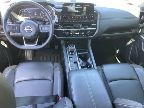 Used 2024 Nissan Pathfinder SL FWD image 15
