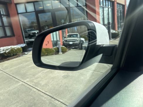 Used 2025 Hyundai Venue SEL image 34