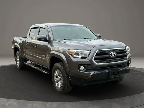 Used 2017 Toyota Tacoma SR5 w/ Tow Package image 3