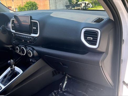 Used 2025 Hyundai Venue Limited FWD image 19