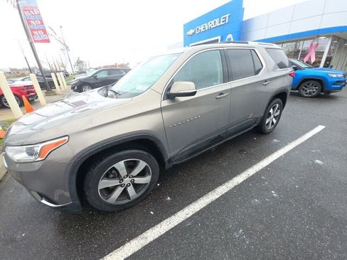 Used 2018 Chevrolet Traverse LT image 1