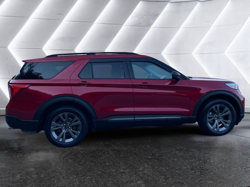 Used 2021 Ford Explorer XLT w/ Equipment Group 202A AWD/4WD image 7
