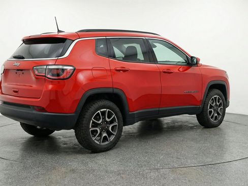 Used 2025 Jeep Compass Trailhawk AWD/4WD image 9