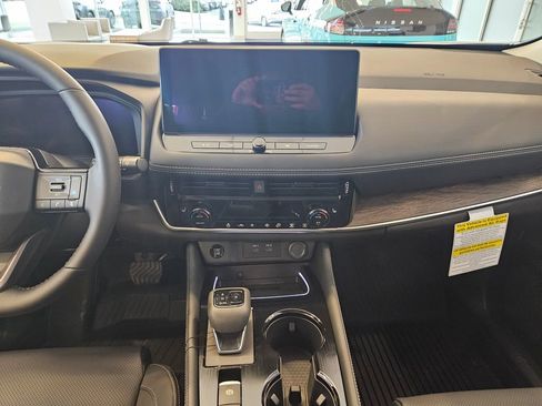 New 2026 Nissan Rogue Platinum image 18