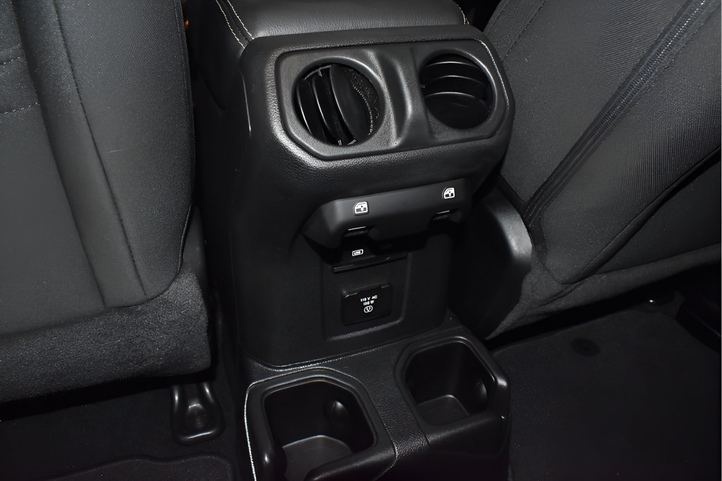 Used 2023 Jeep Wrangler Unlimited Sahara AWD/4WD image 17