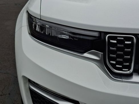 New 2025 Jeep Grand Cherokee Summit image 9