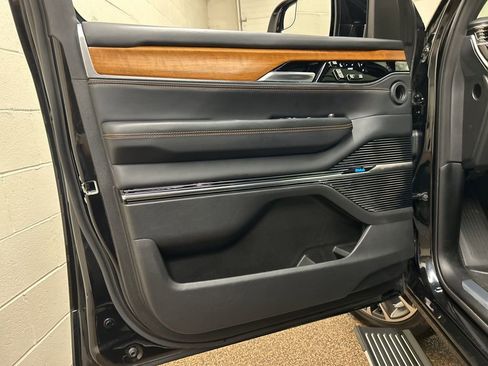 Used 2025 Jeep Grand Wagoneer Series III AWD/4WD image 13