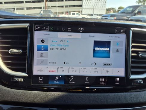 Used 2024 Chrysler Pacifica Touring-L FWD image 6