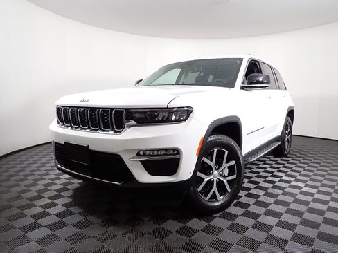 Used 2023 Jeep Grand Cherokee Limited w/ Luxury Tech Group II AWD/4WD image 2