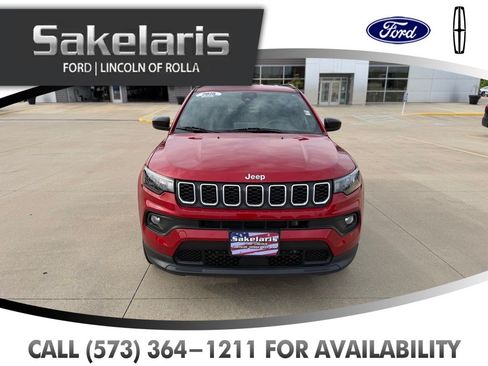 Used 2025 Jeep Compass Latitude AWD/4WD image 2