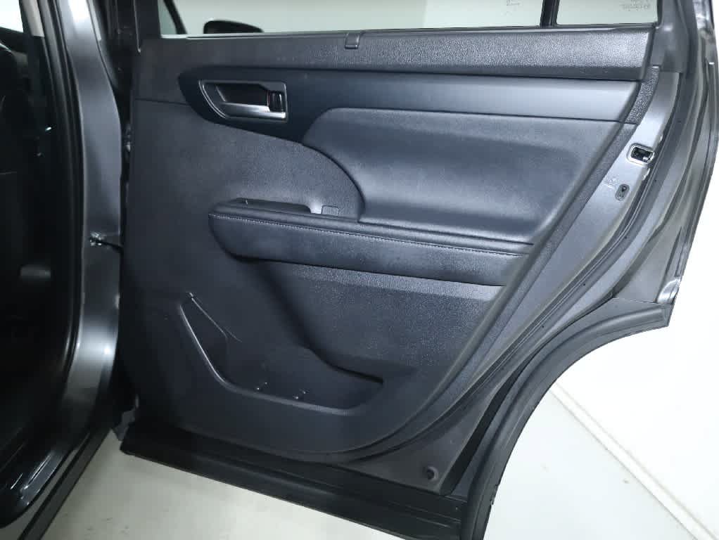Used 2024 Toyota Highlander XLE AWD/4WD image 39