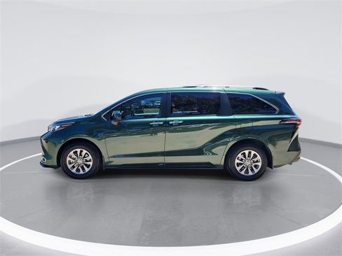Used 2024 Toyota Sienna XLE image 1