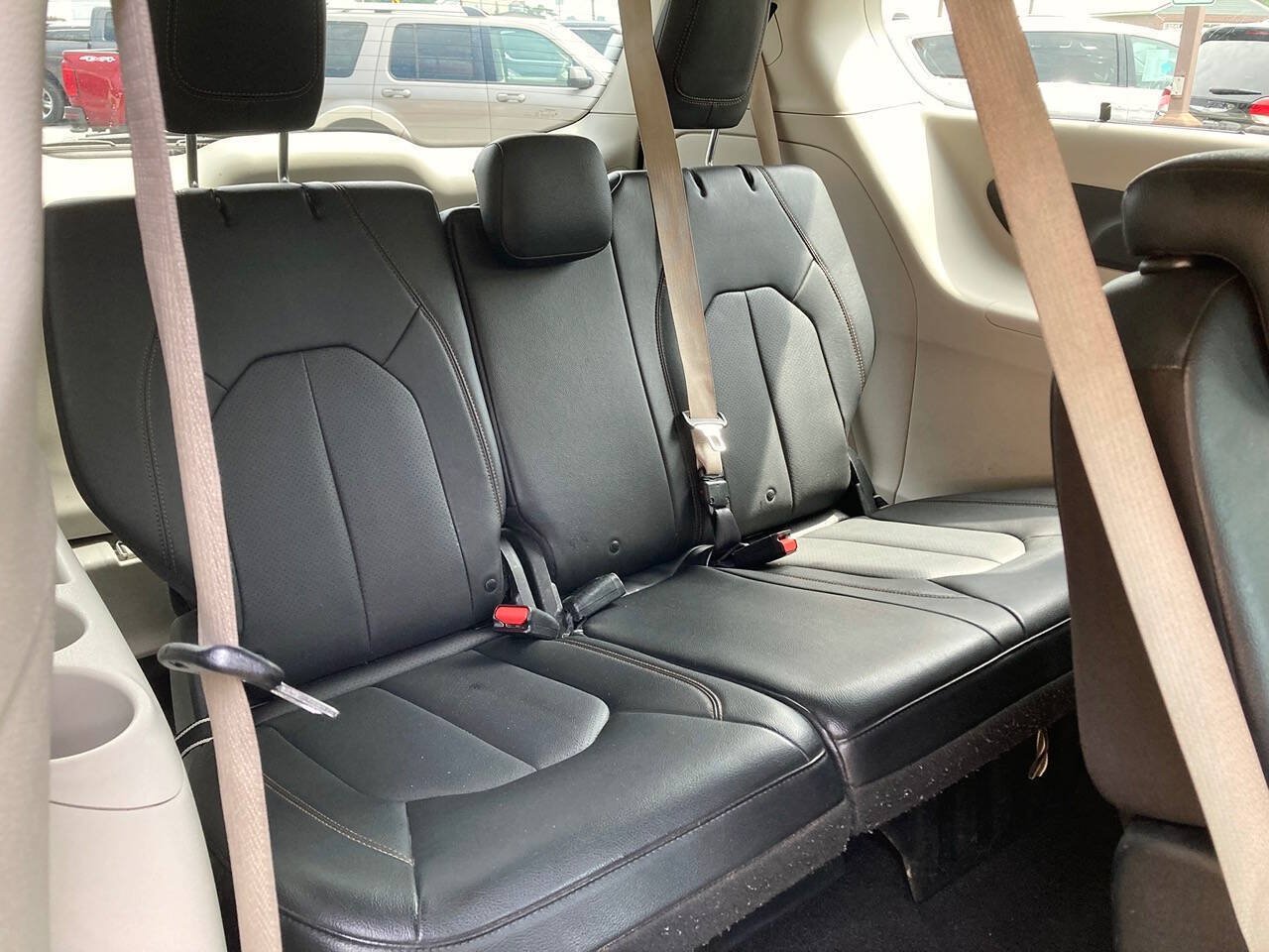 Used 2020 Chrysler Pacifica Touring-L FWD image 13