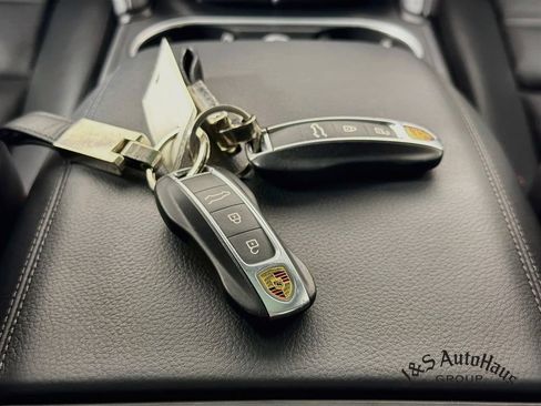 Used 2023 Porsche Cayenne AWD/4WD image 39
