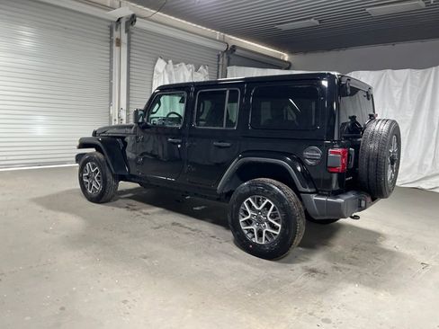 Used 2025 Jeep Wrangler Unlimited Sahara AWD/4WD image 5