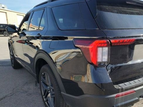 Used 2025 Ford Explorer ST-Line w/ ST-Line Street Pack image 3