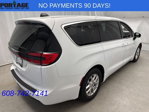 Used 2023 Chrysler Pacifica Touring-L FWD image 2