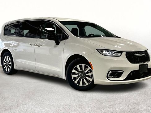 Used 2024 Chrysler Pacifica Select image 13