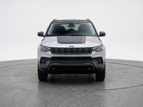 Used 2025 Jeep Compass Trailhawk AWD/4WD image 2